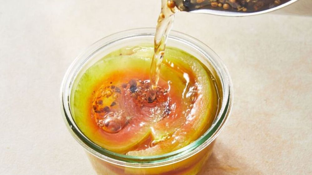 Southern pickles sau murături dulci-acrișoare din coajă de pepene roșu. Ce altceva mai putem face cu ele: de la stir fry la coaja de pepene confiată