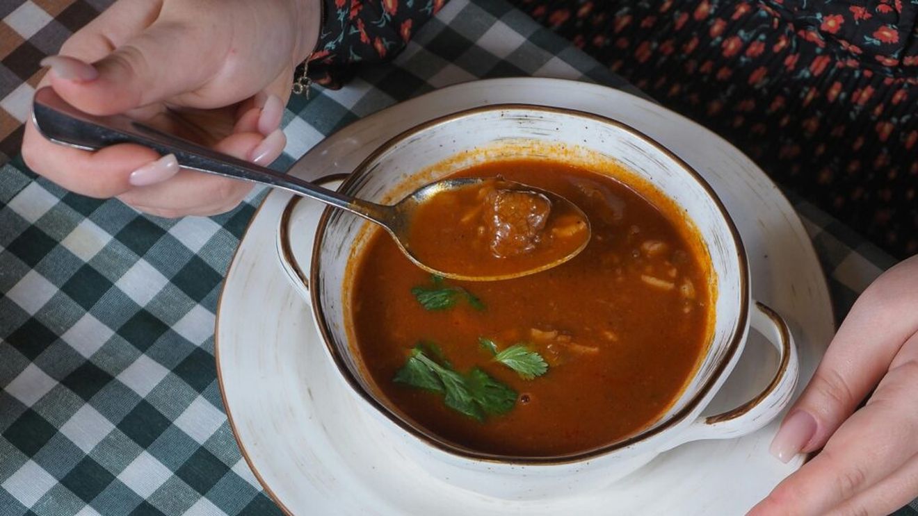 Șapte idei de supe vegetariene, binevenite în post, care te pot ajuta și să slăbești/Supa de varză te scapă de toxine, cea de roșii îți întreține inima, cea de ciuperci îți crește imunitatea și toate contribuie la pierderea kilogramelor în plus