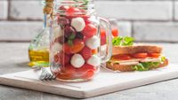 Aperitivul verii care e gata în 10 minute / Salata marinată cu mozzarella și roșii cherry devine și mai gustoasă după ce stă la frigider