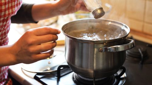 Pui sarea în apă înainte să fiarbă sau după ce dă în clocot? Când trebuie să sărezi apa pentru cartofi, paste și legume / Regula pe care o greșim fără să ne dăm seama