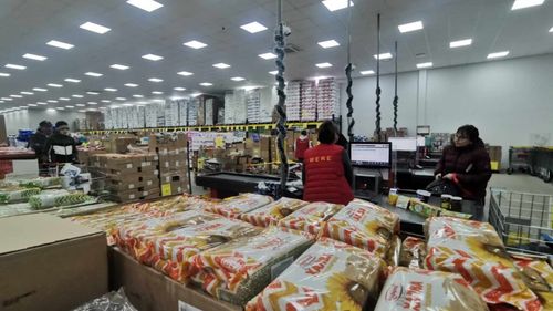 VIDEO & FOTO | Mere, supermarketul rusesc low-cost care „cucerește” românii de la granița cu Serbia: Prețuri mici, dar produse de calitate îndoielnică / „Clientul plătește marfa, nu brandul”