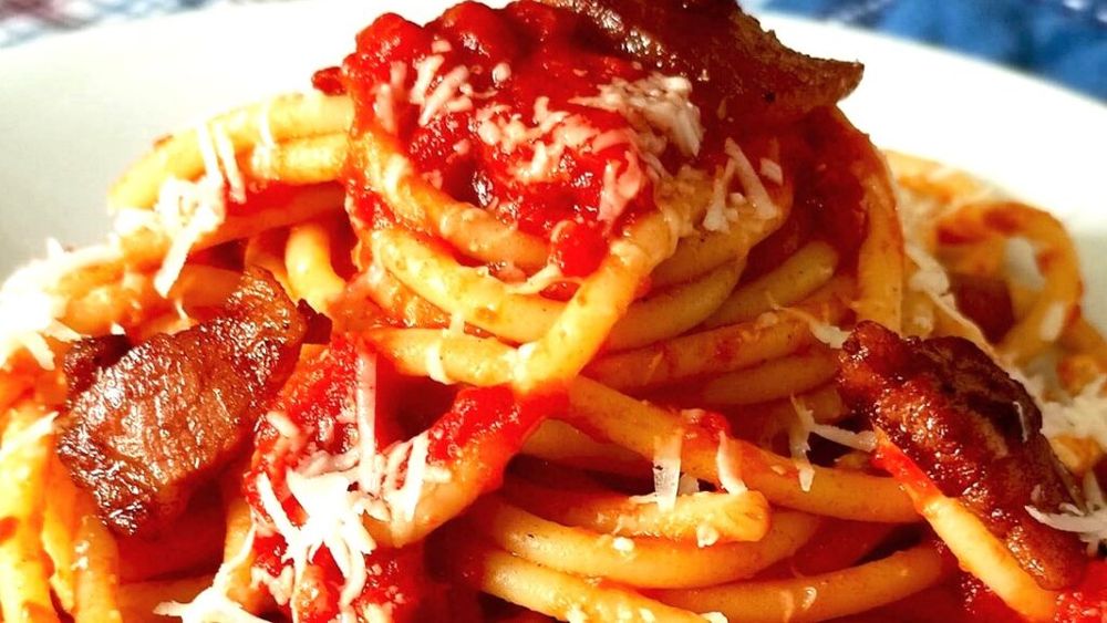 Pastele de vineri seara. Bucatini cu sos amatriciana, rețetă tradițională de la Roma. Sosul este din roșii cu falcă de porc/guanciale