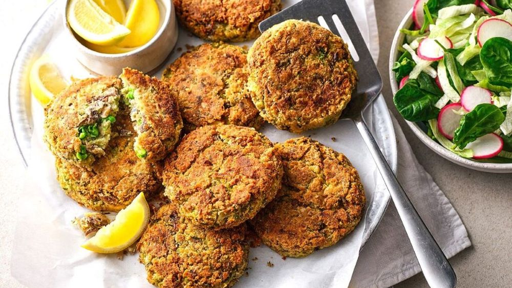 Chiftele din sardine și fasole la conservă, completate cu ceapă verde. O rețetă bună pentru toate mesele zilei, cu aer de primăvară