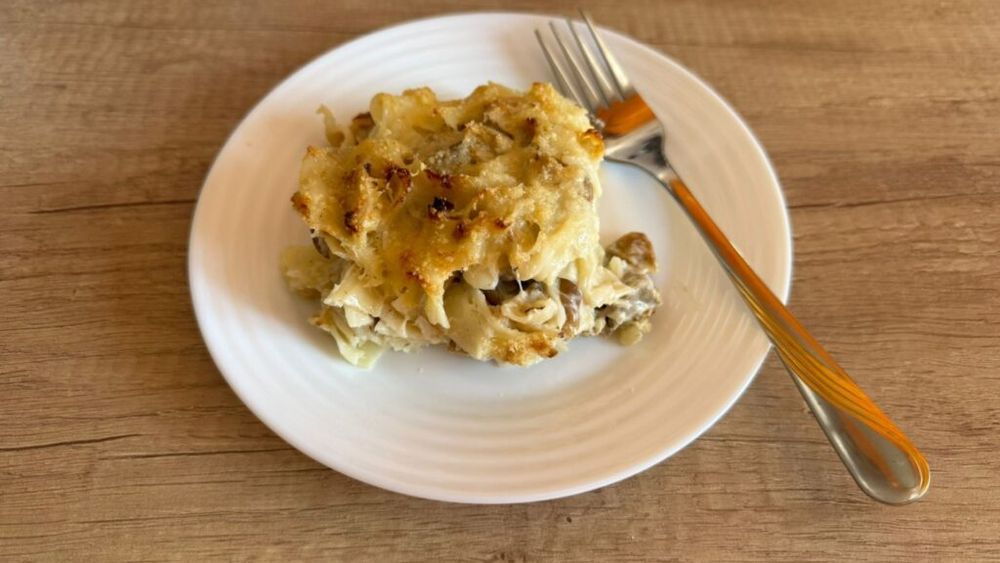 Paste la cuptor cu pui, ciuperci și sos de smântână / O rețetă anti-risipă, ușoară, gătită cu carnea rămasă de la cină