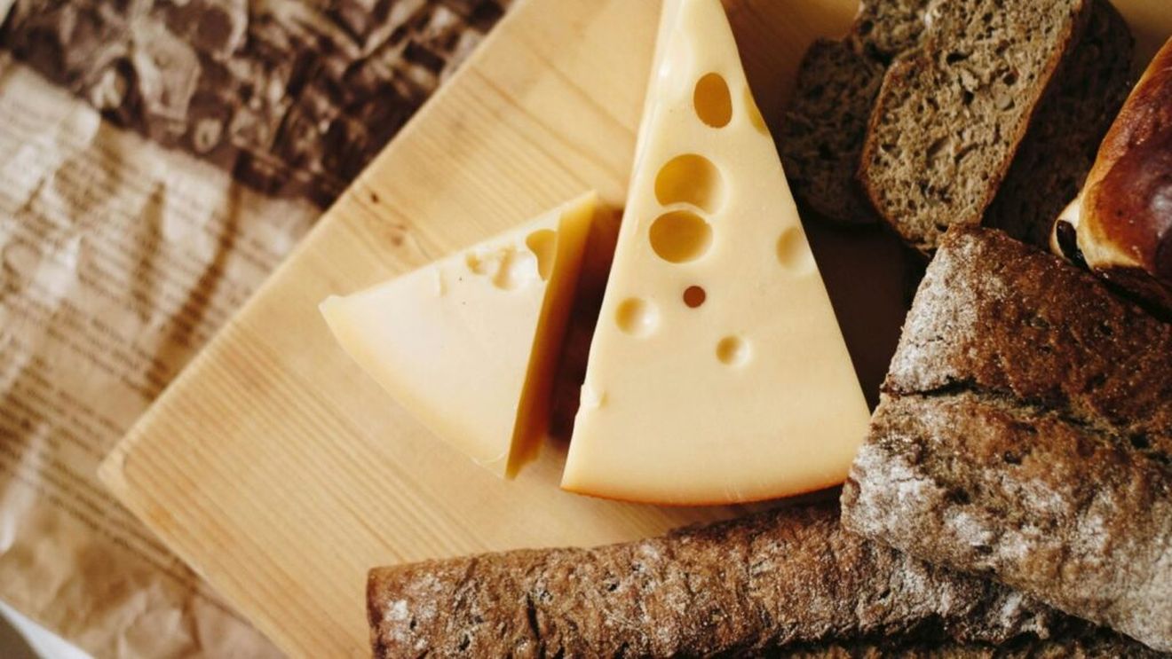 Brânză unică în lume, maturată într-o peşteră din județul Cluj / „Are o poveste de 300 de ani, cu o bacterie care nu poate fi reprodusă”