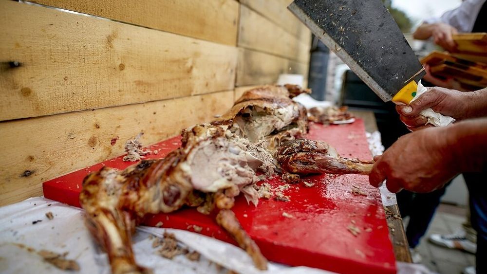 „Nu cumpăraţi din portbagajele maşinilor, chiar dacă preţul e mic. Carnea trebuie să aibă un aspect proaspăt, miros plăcut” / Avertismentul inspectorilor de la Protecția Consumatorului, înainte de Paște