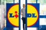 Lidl, obligat de un tribunal olandez să retragă sandalele care imită modelele Birkenstock / Retailerul riscă o amendă de 5.000 de euro pe zi dacă nu respectă decizia
