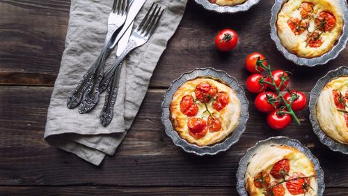 Rețetă simplă pentru mic-dejun: Mini-tarte cu roșii / Crocante, aromate și ușor de pregătit / Sunt gata în 30 de minute