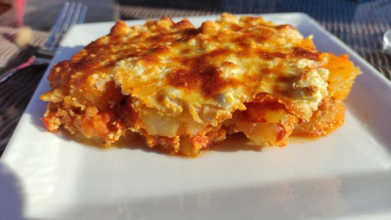 VIDEO Rețetele Juanitei: Musaca de cartofi/ Nu e varianta grecească, e fără vinete, fără prăjeală și cu carne de porc/ O rețetă de toamnă-iarnă