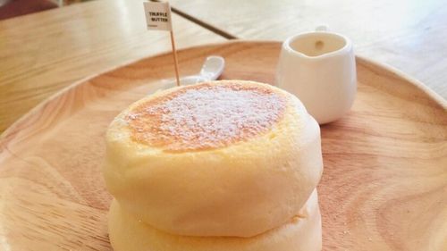 Fluffy pancakes japoneze pentru mic dejun, varianta națională a clasicelor pancakes americane