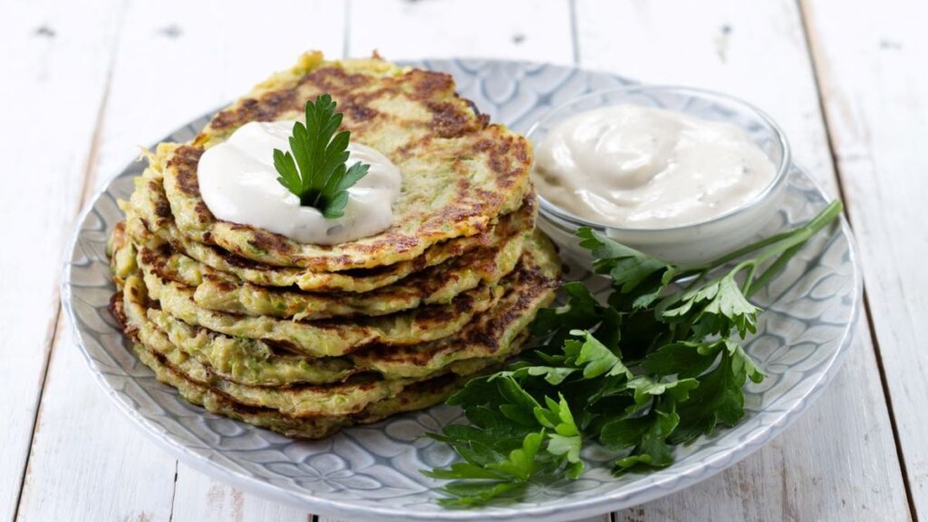 Mic dejun estival. Pancakes de dovlecei, alternativa mai elaborată la clasicele felii de dovlecei pané