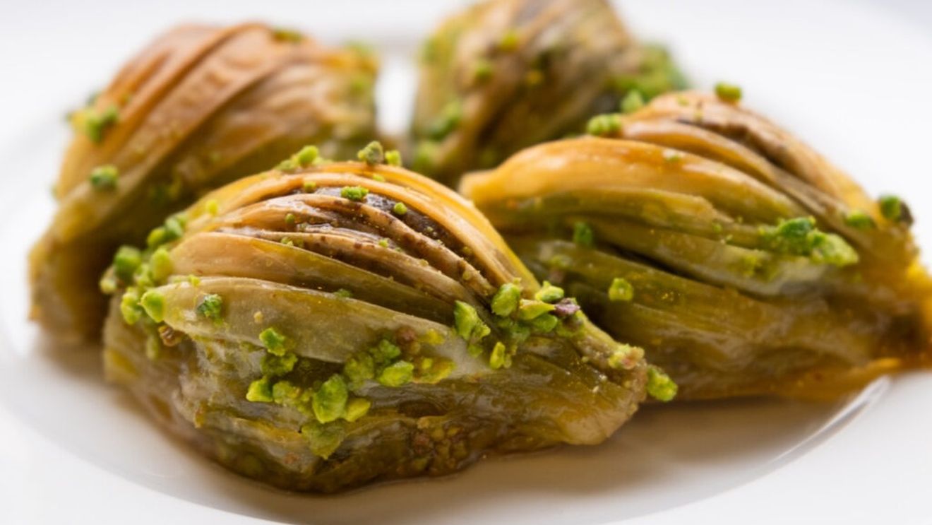 17 noiembrie, Ziua internațională a baclavalei / Prima rețetă a fost găsită în jurnalele de bucătărie ale Palatului Topkapı, din timpul lui Mehmed Cuceritorul / Preparea baclavalei era test pentru bucătari