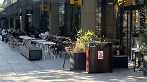 Ce mâncăm în Piața Victoriei din București: Supă Tom Yam, burgeri de toate felurile, inclusiv vegani, prăjitură Coffee roll