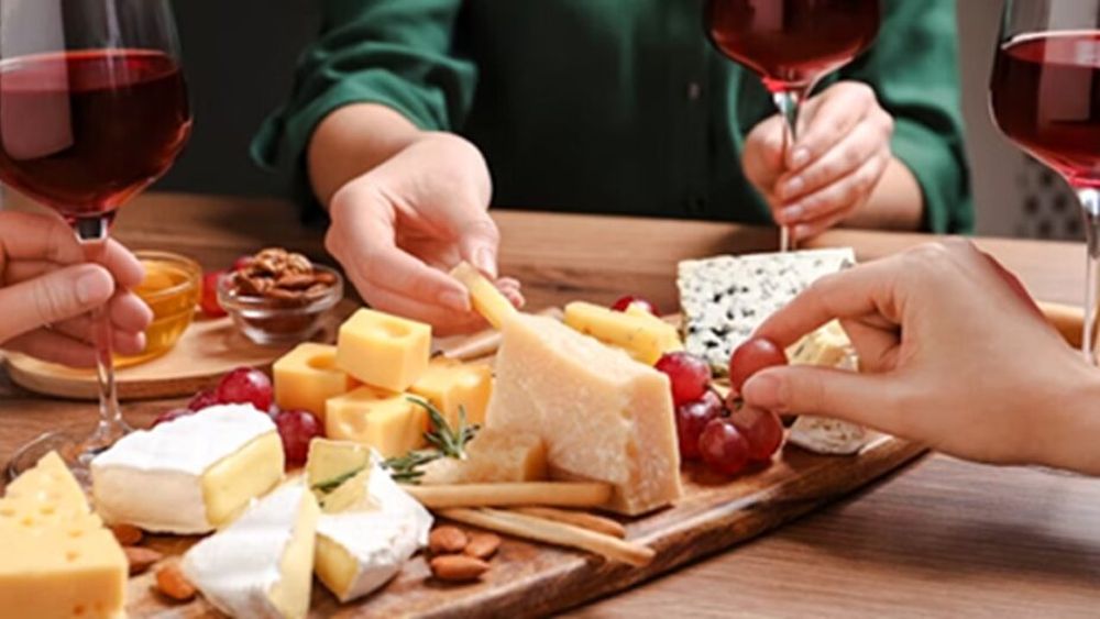 Ziua Națională a Franței | Primul muzeu al brânzei din Paris, locul care păstrează vie o meserie veche de sute de ani / Vizitatorii învață cum se face Camembert și degustă tradiția franceză