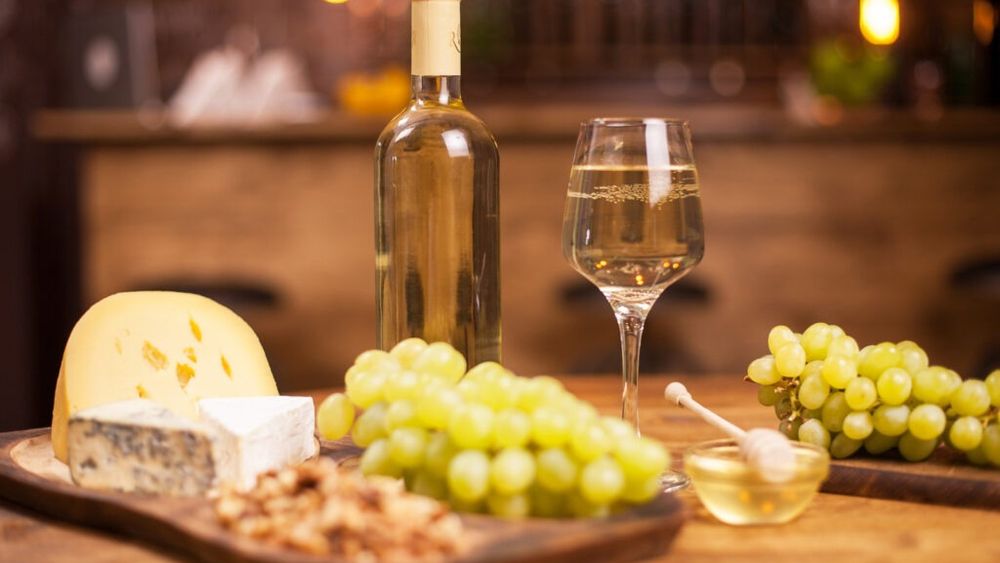 Ușor de preparat, delicios de degustat: Wine & Cheese pentru serile de iarnă / Patru preparate perfecte pentru o seară relaxantă lângă șemineu, cu un pahar de vin și o gustare rapidă