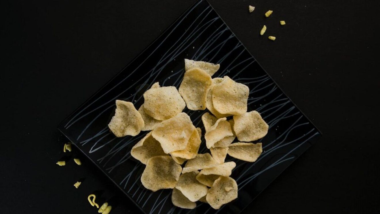Cum să prepari delicioasele chipsuri crocante, chiar la tine acasă/Ai nevoie de cartofi și un aparat air fryer