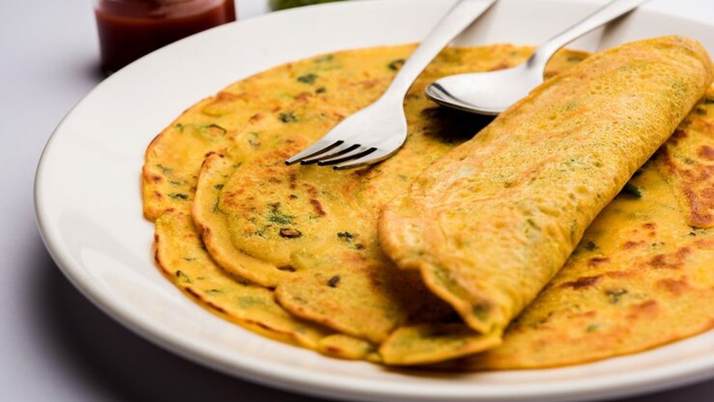 Idei de mic dejun sănătos. Două versiuni de clătite din făină de năut. Fără gluten, sunt bune și în combinații sărate, la prânz, la cină sau ca gustare