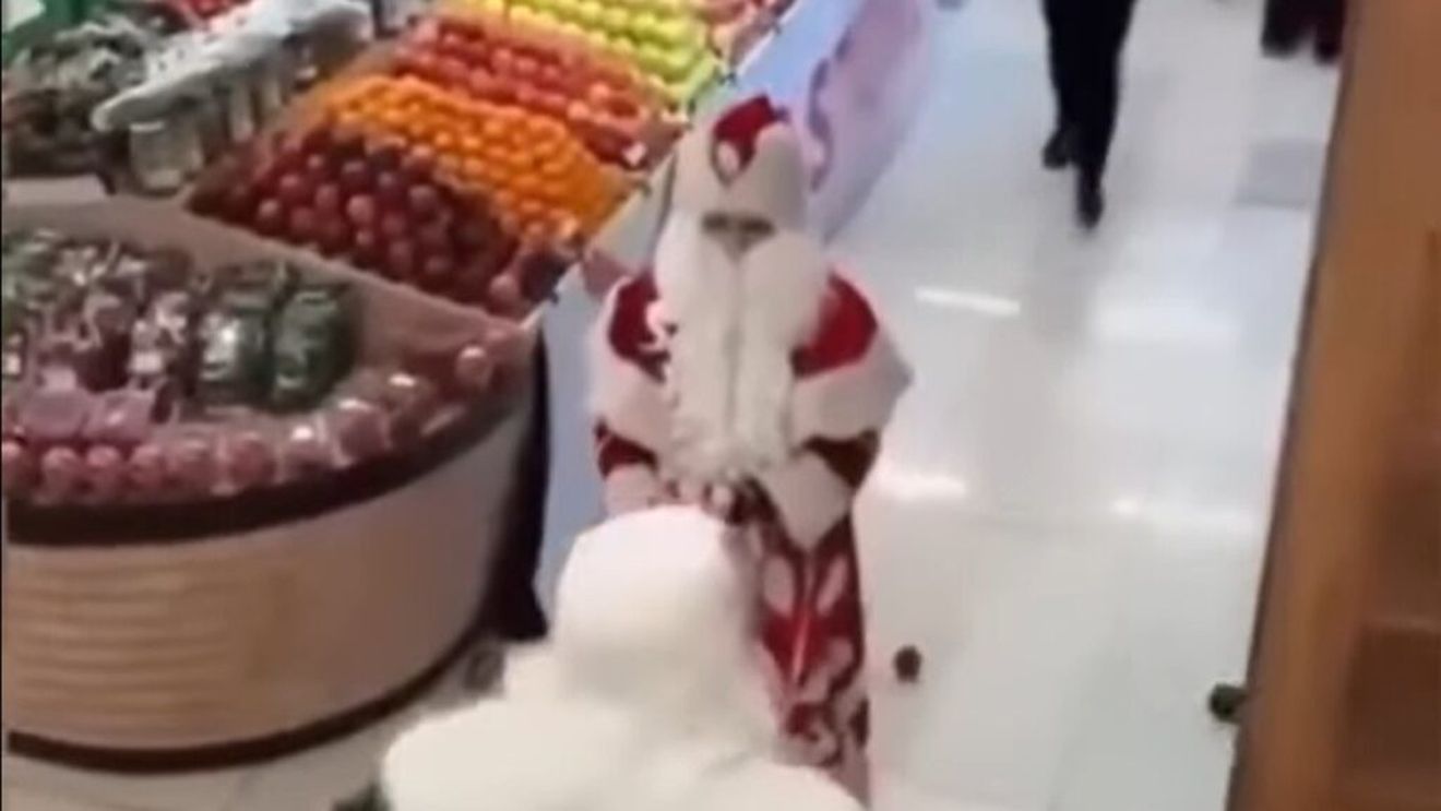 VIDEO Doi „moși crăciuni”, unul în varianta rusească și altul occidental, s-au încăierat într-un supermarket din Baku / A fost nevoie de intervenția agenților de pază pentru a-i despărți