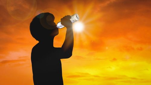 Hidratarea corectă previne epuizarea și insolația pe timp de caniculă / Bea apă la intervale regulate pentru a-ți proteja sănătatea