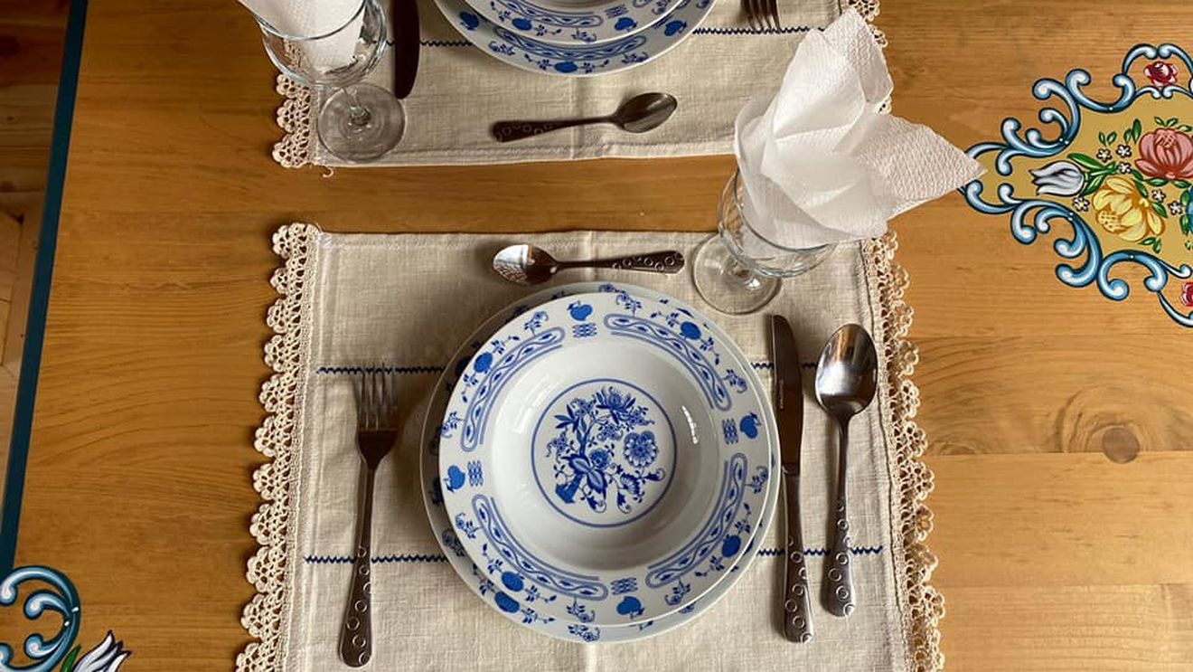 FOTO | Ce am mâncat la un punct gastronomic local din Viscri / Tarta cu rubarbă rămâne „întipărită” pe papilele gustative / Locul a fost vizitat și de Regele Charles