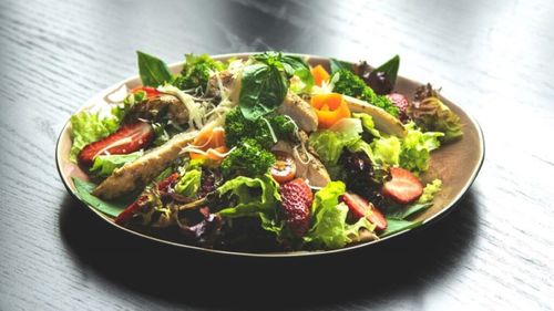 Combinații interesante alături de piept de pui în tigaia grill, în trei variante de salată ca fel unic estival: cu mango, piersici sau struguri