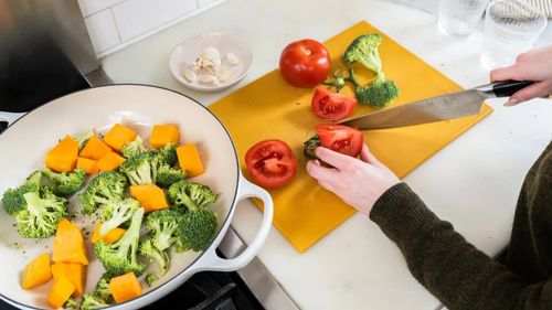 E sănătos să folosim plăci de tăiat din plastic? Ce spun experții / Două semne că tocătorul ar trebui aruncat