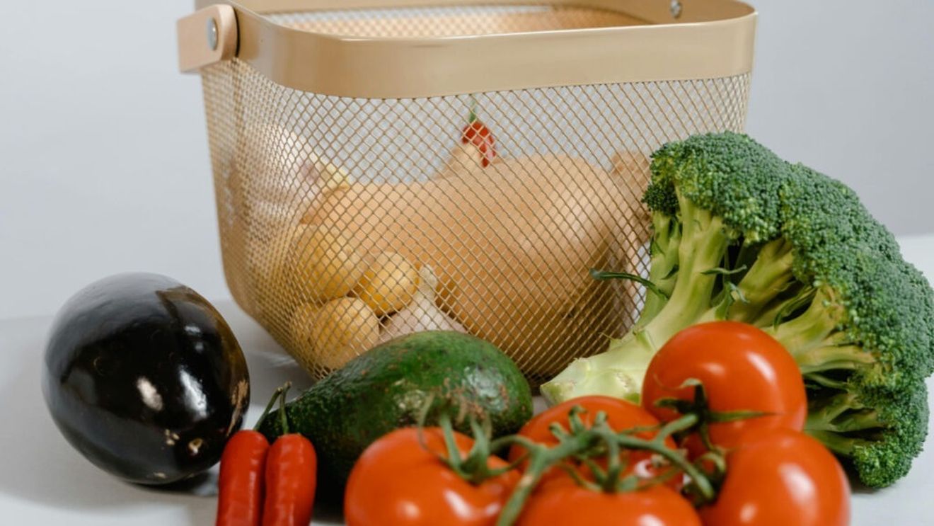 Este o greșeală să păstrăm ceapa și cartofii în frigider? Dar alte legume? Scurt ghid de conservare corectă a vegetalelor din rețetarul de bază