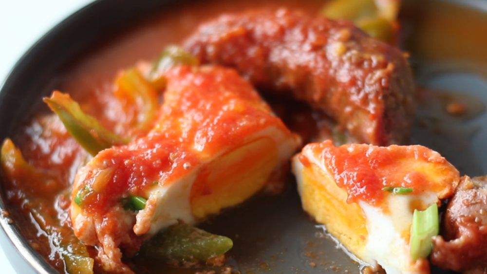 VIDEO | Shakshuka picantă cu Durdulii, rețeta rapidă care transformă câteva ingrediente simple într-o masă completă