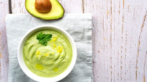 Supă rece de avocado, rețeta perfectă pentru serile calde de vară / Cremoasă, răcoritoare și ușor de făcut, este supa care i-a cucerit pe toți la masă / Trei motive pentru care ar trebui să o consumi