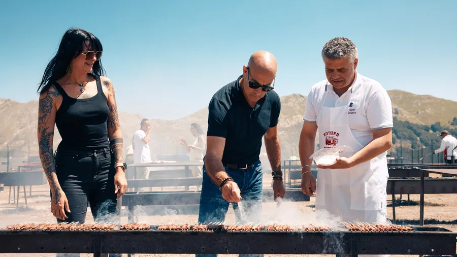 Stanley Tucci gătește alături de localnici în „Tucci in Italy 2”, seria gastronomică produsă de National Geographic