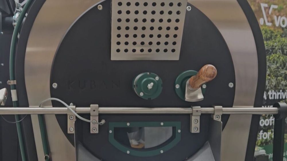 VIDEO | Tot mai mulți proprietari de cafenele investesc în propriul aparat de prăjit cafea: „Sunt tot mai multe cereri și se caută în special prăjitoare mici de un kilogram, care se pot pune pe o tejghea de bar”