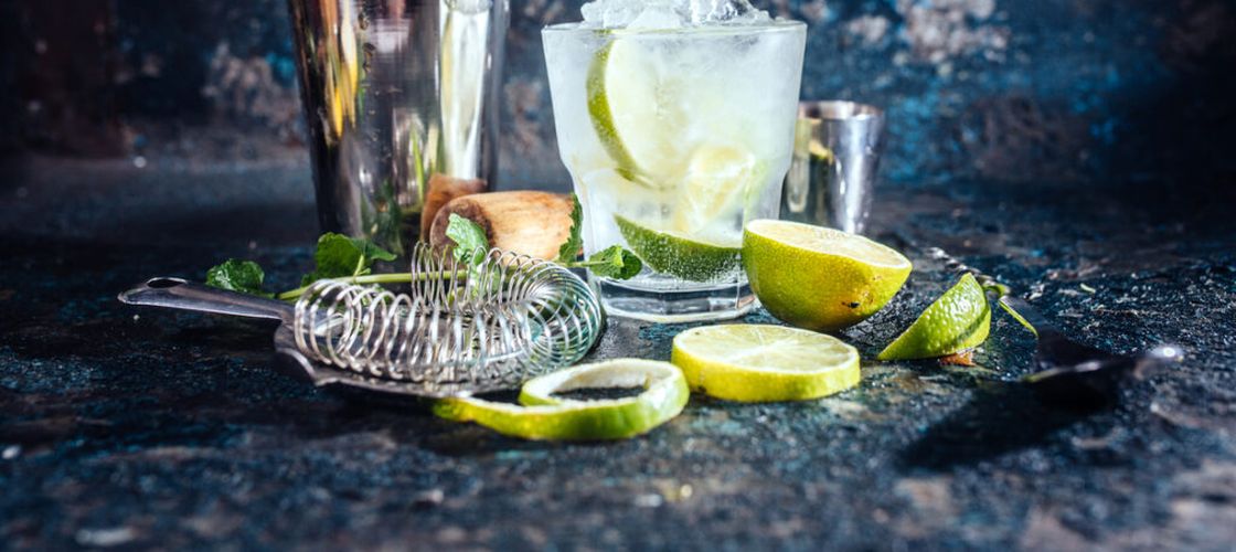 Cocktailurile se mută din localuri în sufragerie. Românii cumpără tot mai multe băuturi ready-to-drink și alternative fără alcool