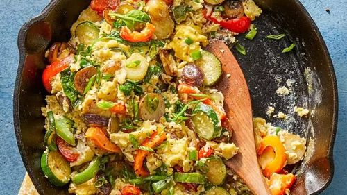 Rețete superușoare. Cum poți combina rapid și ușor legumele verii cu ouăle, într-un preparat într-o singură tigaie