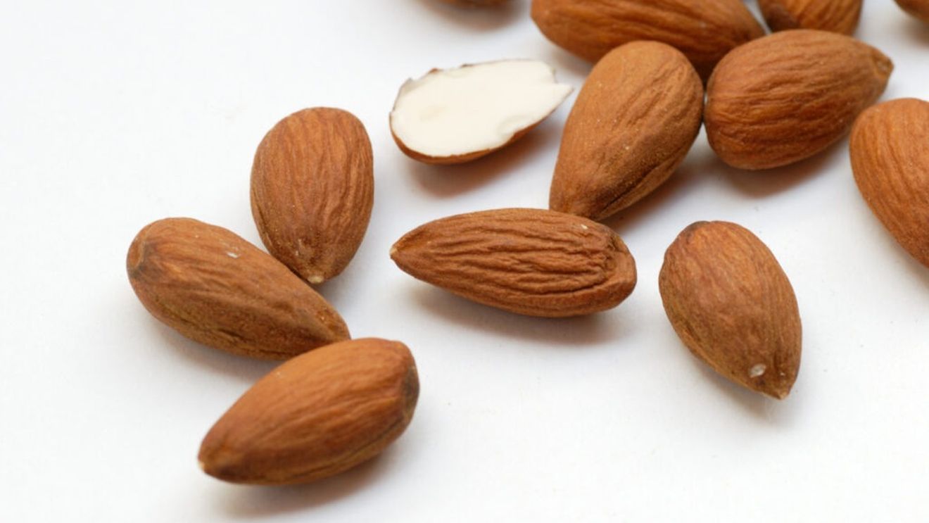Migdalele, benefice sau nu / Ce spun nutriționiștii despre conținutul de fibre și sănătatea intestinului
