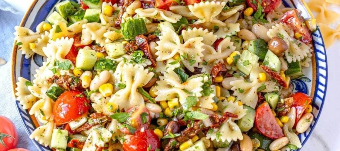 Unde greșești când prepari salata de paste. Chef celebru: „Când pui apa la fiert, nu adăuga niciodată sarea de la început”. Iată de ce
