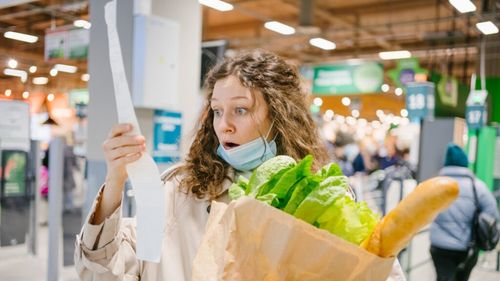 România se confruntă cu un echilibru dificil între frânarea creşterii preţurilor şi susţinerea activităţii economice / Creşterea preţurilor, atât pentru produsele alimentare, cât şi pentru cele nealimentare, s-a moderat faţă de septembrie