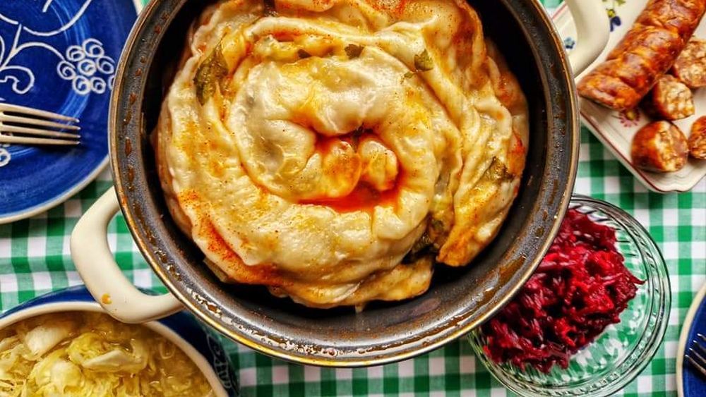 Păturata pe crumpi are propriul festival într-o localitate din Timiș. Preparatul e pe cât de simplu, pe atât de sofisticat /  Ingrediente și mod de gătire