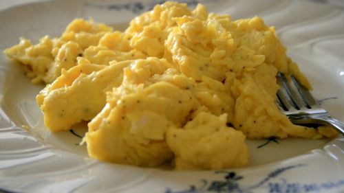 Rețeta perfectă de ouă scrambled pentru un mic dejun sănătos și sățios / În doar 10 minute, te poți bucura de o masă echilibrată, care îți susține corpul și mintea pe parcursul zilei