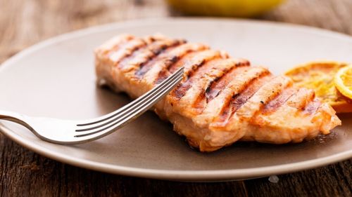 Cum te poți păcăli că mănânci sănătos, alegând piept de pui/Un studiu arată că este una dintre principalele surse de grăsimi saturate/Sfaturi de la nutriționiști pentru a le evita