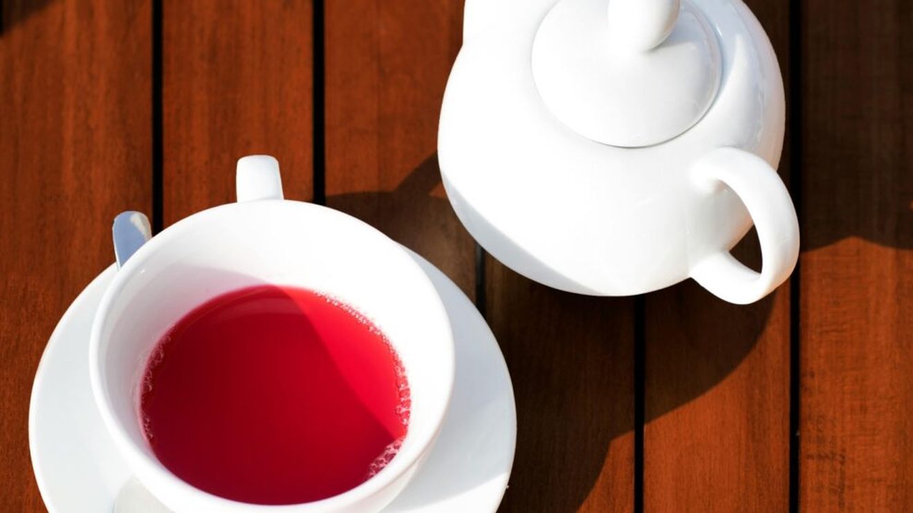 Un nutritionist dezvăluie ce băutură roșie și delicioasă ajută la reducerea balonării și scăderea tensiunii arteriale/ Aceeași plantă este eficientă în combaterea insomniei, problemelor cardiace și inflamațiilor