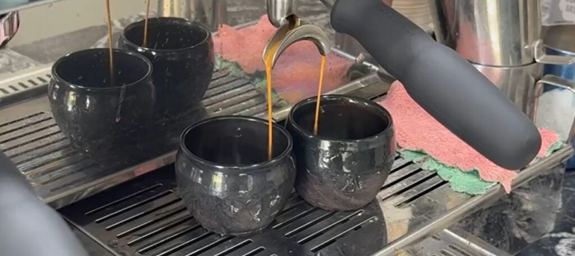 O cafenea din Stockholm funcționează sub conducerea unui „manager” AI: Angajează oameni, stabilește meniul și face aprovizionarea