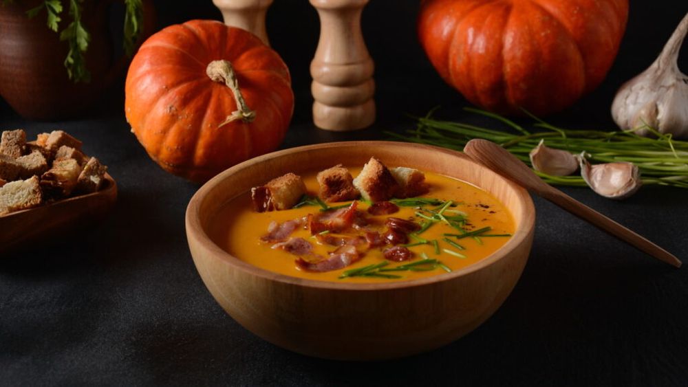 Supă de dovleac cu bacon, un prânz delicios și ușor de gătit / Pregătește-o rapid pentru cina de Halloween