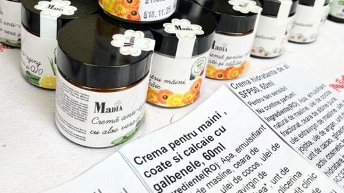 VIDEO Mariana Bogaciu produce, la Fabrica de Clăbuc, cosmetice bazate pe lapte de capră, mușețel și conservanți vegetali: „Încerc să readuc în actualitatea cotidiană buruienile din grădina bunicii”
