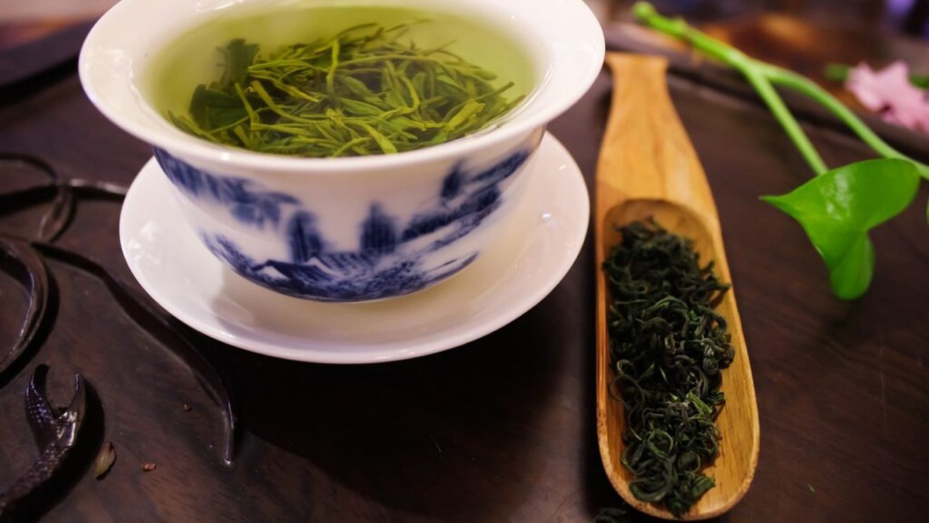 Cele mai bune 6 ceaiuri care încetinesc îmbătrânirea. Patru nutriționiști îți explică beneficiile acestor remedii aparent simple