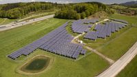 Panourile solare care „protejează” hameiul de căldură și secetă. Soluția unui fermier din Bavaria care produce și energie, și bere