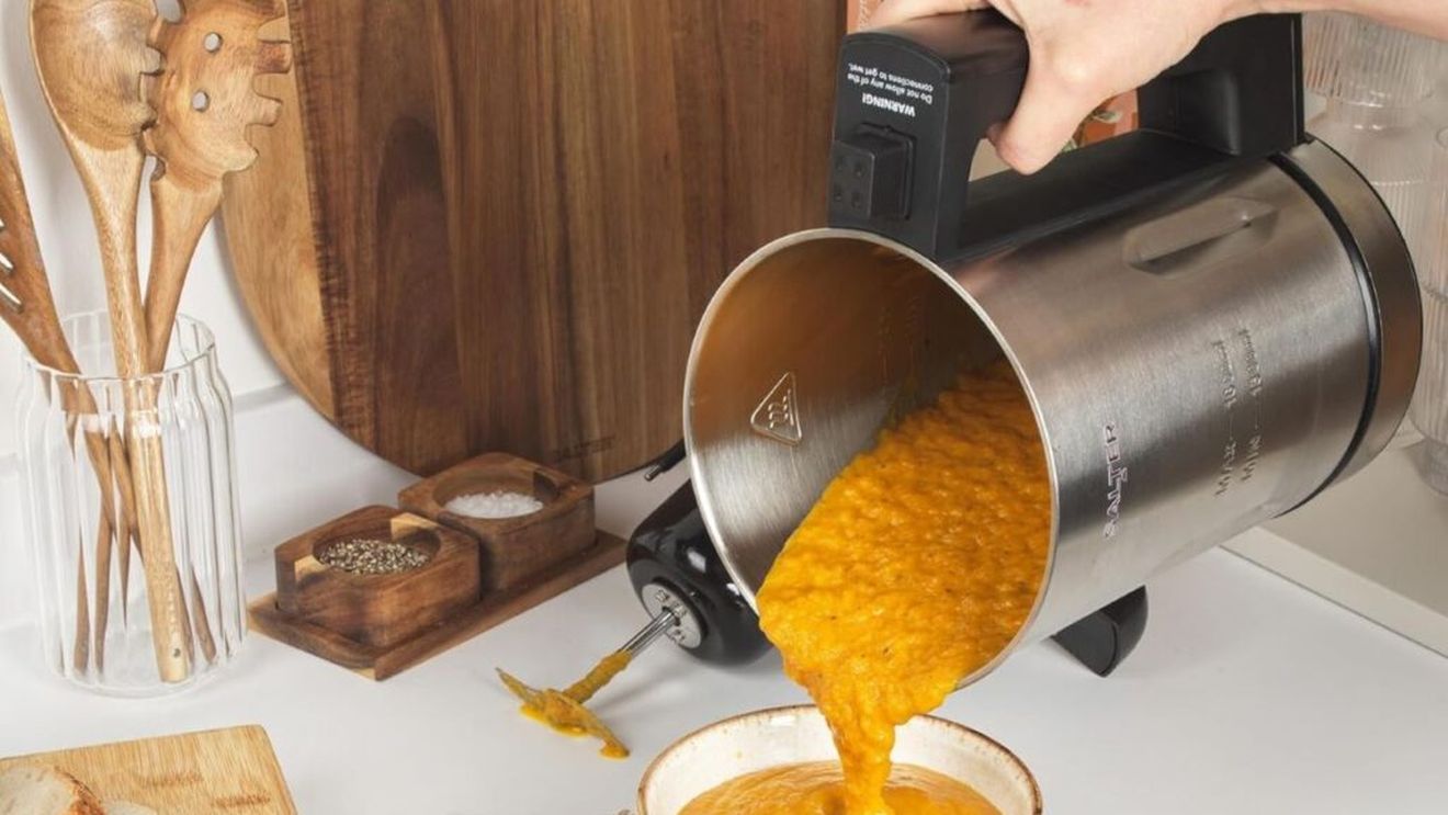 Supieră electrică 2 în 1: e și blender, și vas de gătit. Au apărut de curând pe piață și se pot găti și alte preparate în ea. Adaugi ingredientele tăiate grosolan și apă, apoi face totul singură