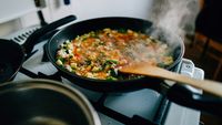 8 legume care își pierd din nutrienți prin gătire. Metodele de preparare care te ajută să păstrezi mai mult din vitamine