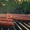 Cele mai frecvente greșeli când prepari cârnați pe grătar. Detaliile care fac diferența dintre un produs suculent și unul uscat
