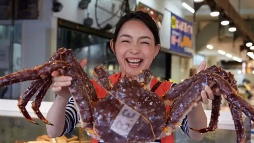 Mii de crabi-pustnic, o specie de crustacee protejată, descoperiți în valizele unor turiști chinezi/ Angajații hotelului unde locuiau au auzit zgomote suspecte în bagaje și au chemat poliția