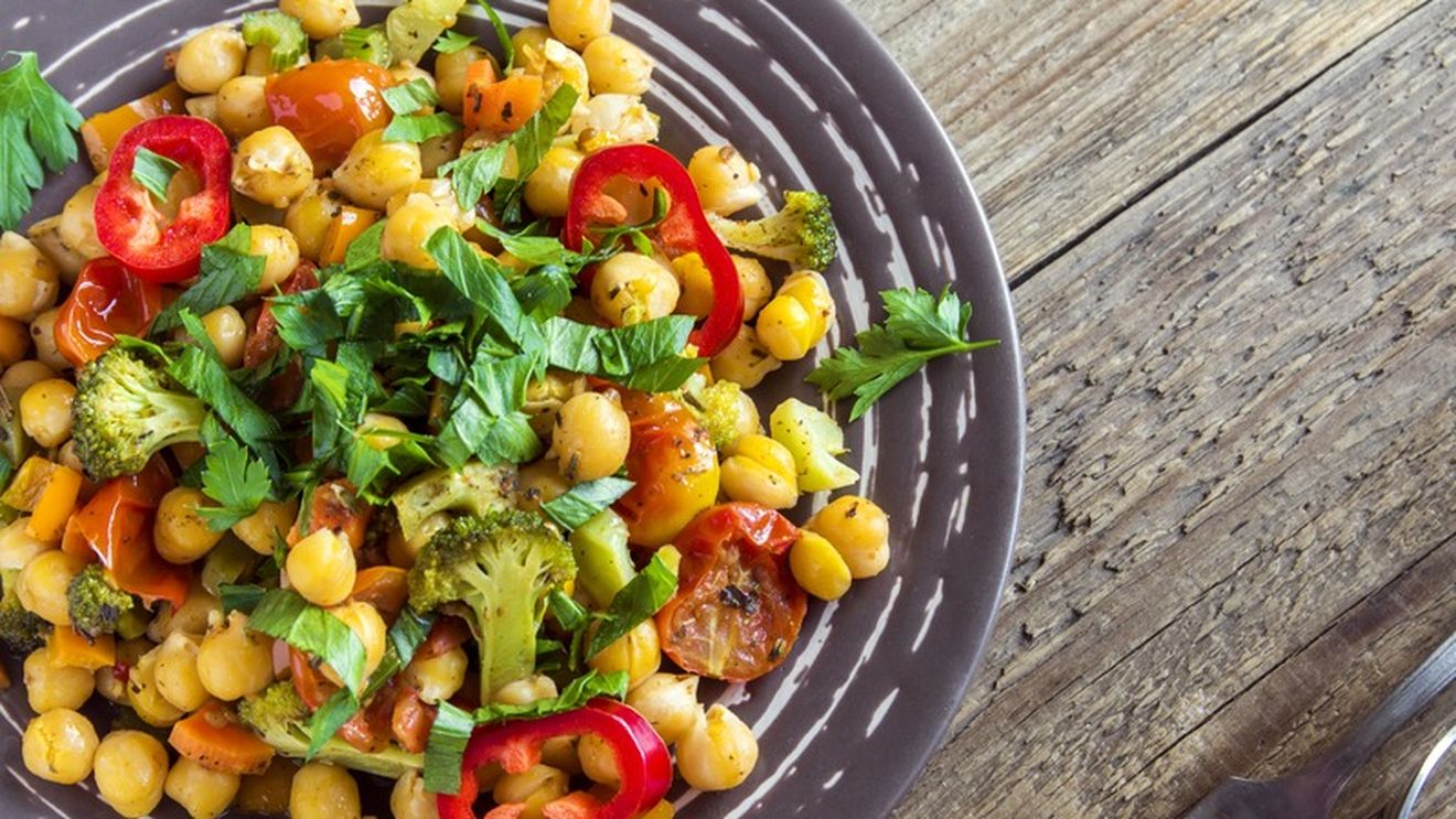 5 idei de salate cu năut. Ingredientul este o sursă importantă de proteine vegetale, potrivit pentru mese ușoare și sățioase